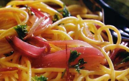 Spaghete cu sos de vin și ceapă roșie