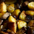 Cartofi la cuptor cu ciuperci și usturoi
