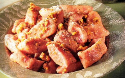Gnocchi de cartofi și sfeclă roșie cu mac și nuci