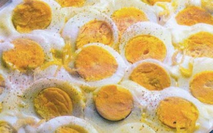 Ouă cu sos de ceapă (Oeufs à la tripe)