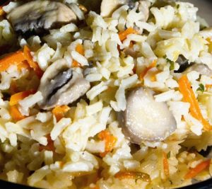 Pilaf de ciuperci cu morcovi si praz