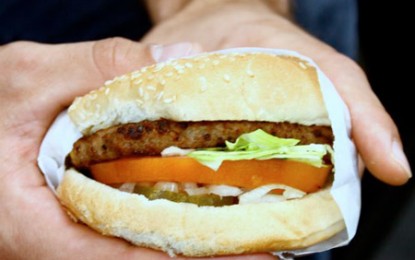 Americanii ar putea mânca în curând hamburgeri preparați de roboți