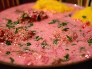 Borș de perișoare de pui cu tăiței de casă și sfeclă roșie